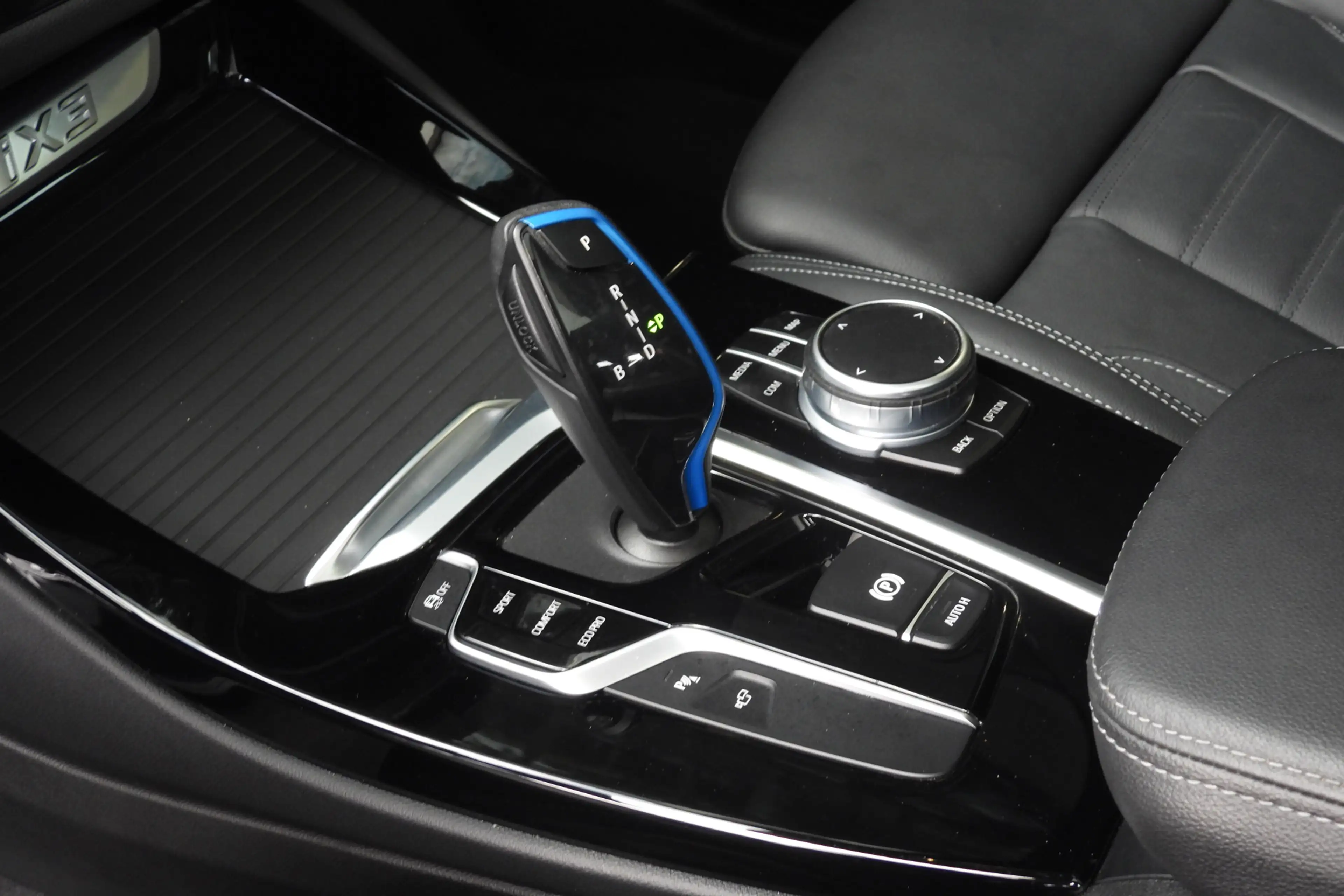 BMW iX3 High Executive / Sportstoelen / Head-Up / Adaptiev — photo 13
