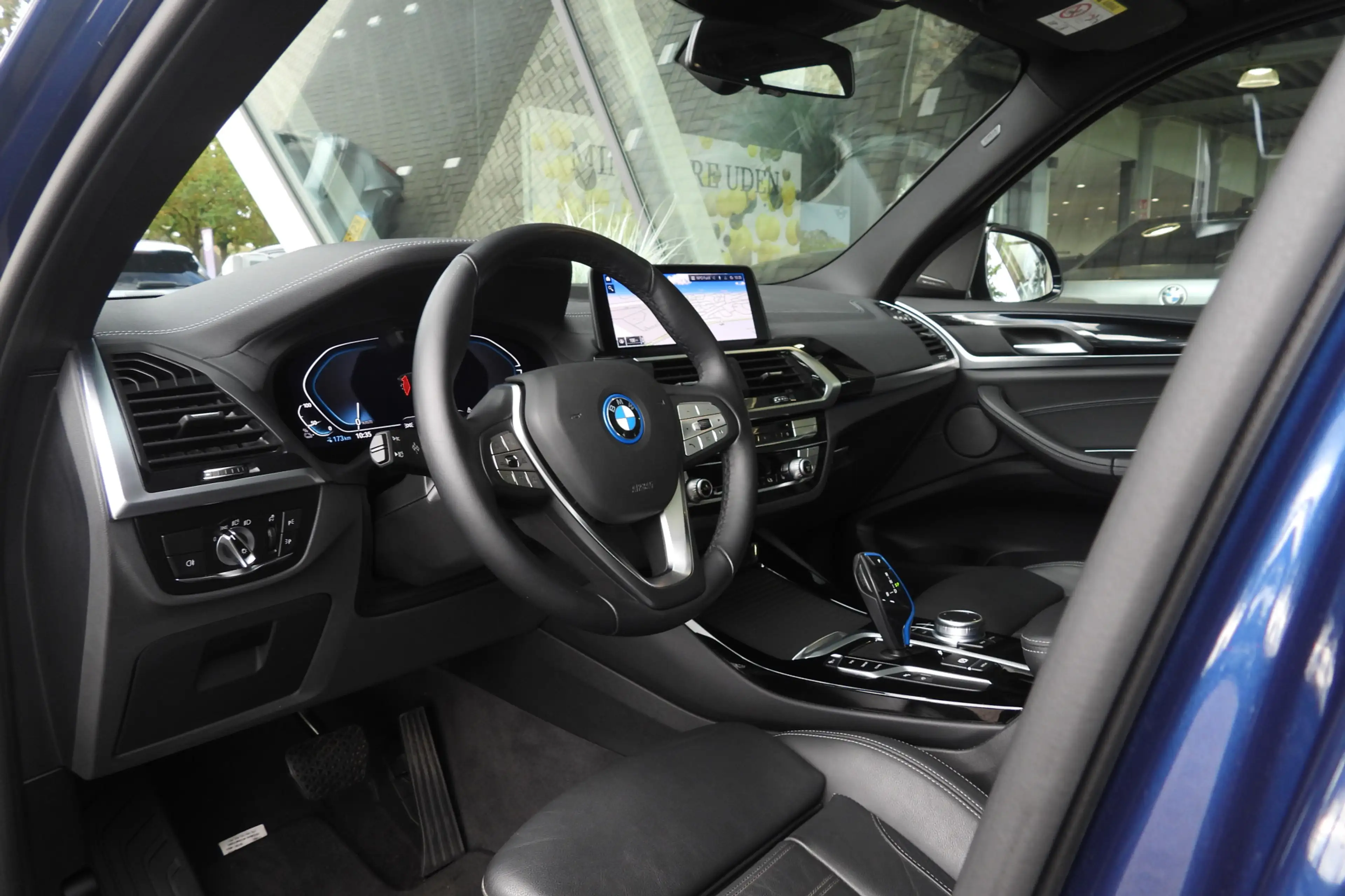 BMW iX3 High Executive / Sportstoelen / Head-Up / Adaptiev — photo 11