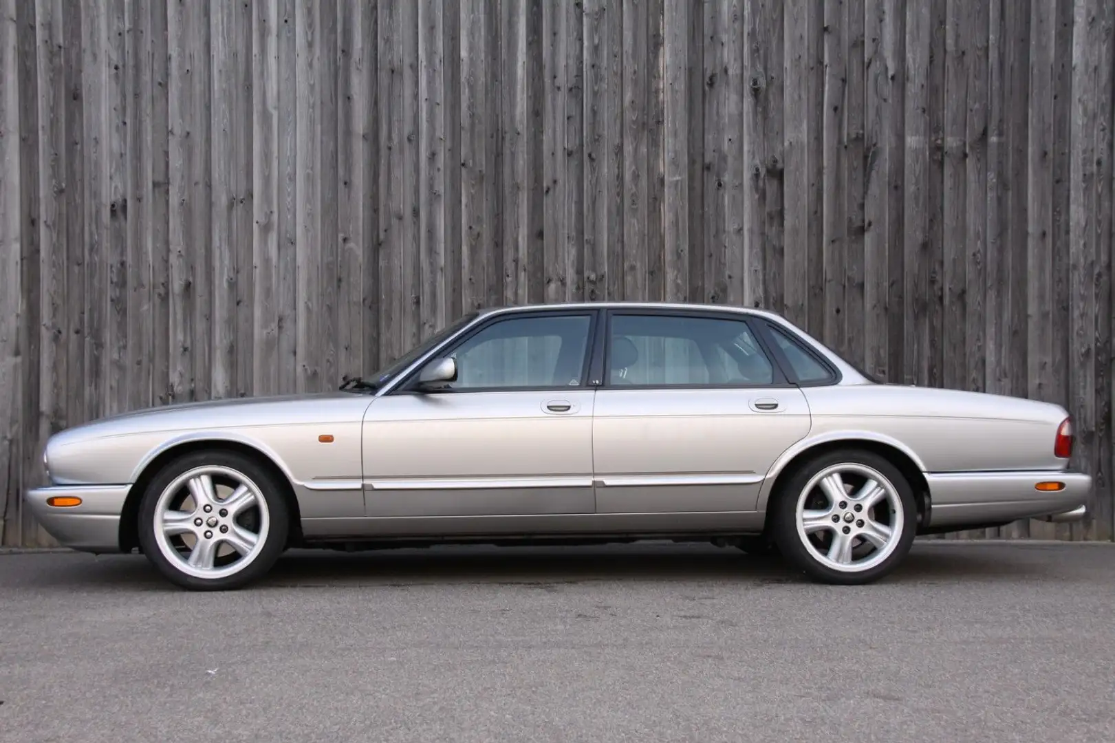 Jaguar XJR Top gepflegter XJR mit 2 Jahre Garantie Silber - 2