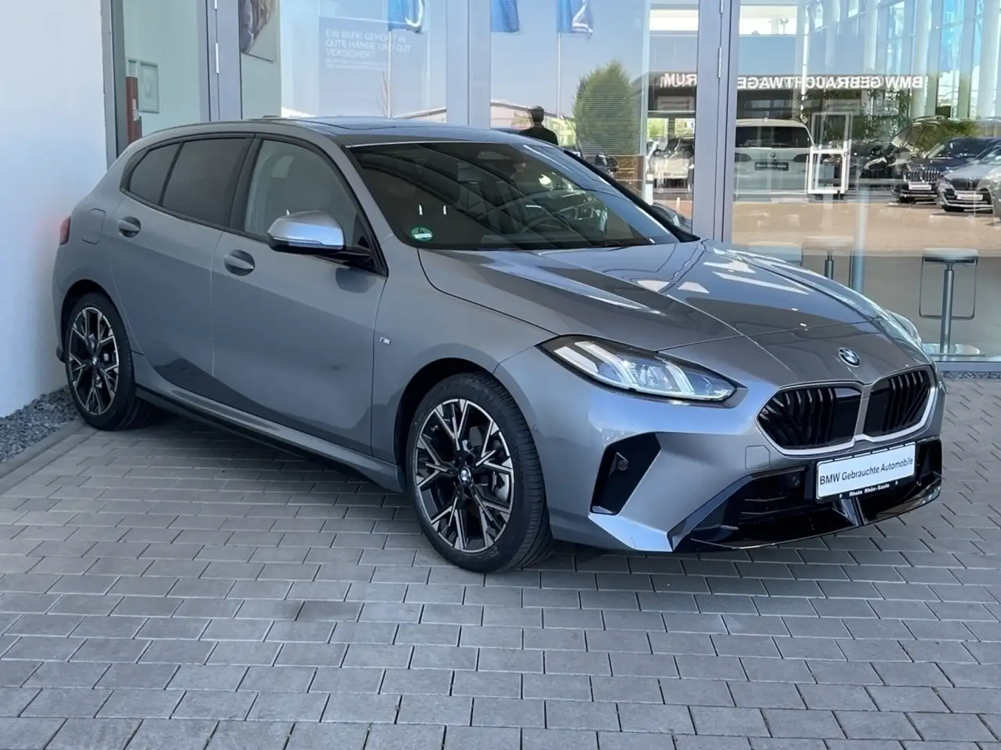 BMW 118 d Limousine M Sportpaket Navi.DrivingA.ParkA Gris - 2