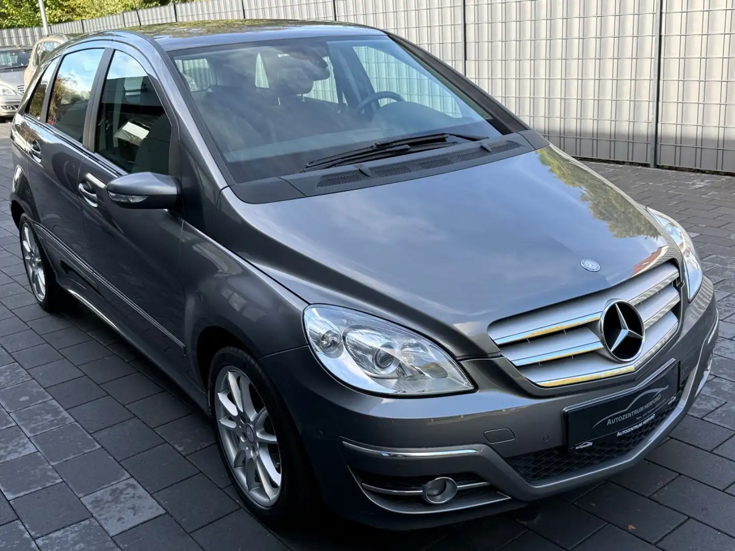 Mercedes-Benz B 180 Sportpaket Automatik Klima SHZ AHK Gris - 2