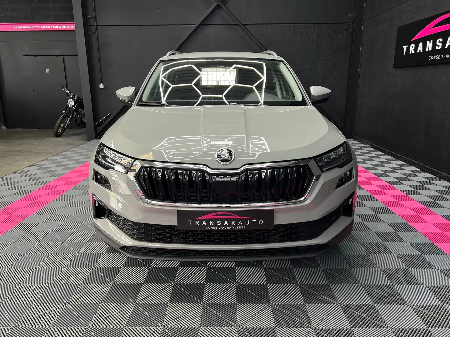 Skoda Karoq 1.0 TSI Ambition Gris - 2