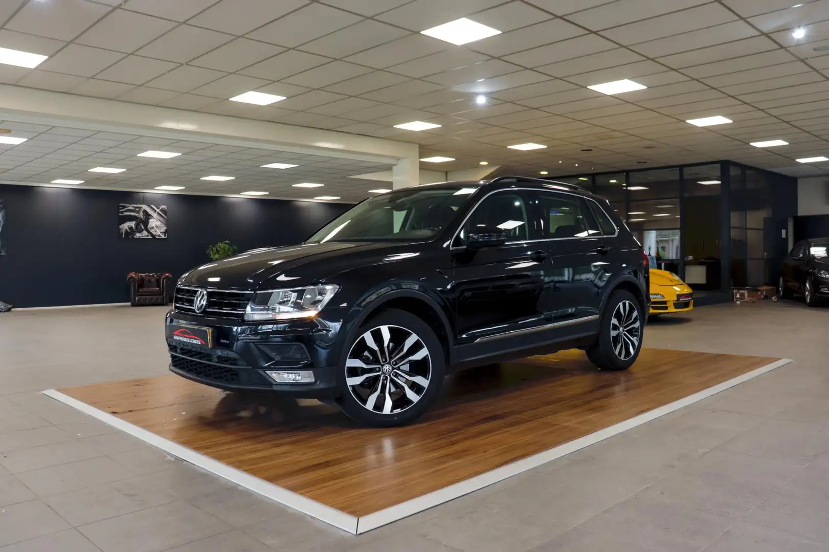 Volkswagen Tiguan 1.4 TSI Connected SeriesCarplay/Lane/19"/stoelv Zwart - 2