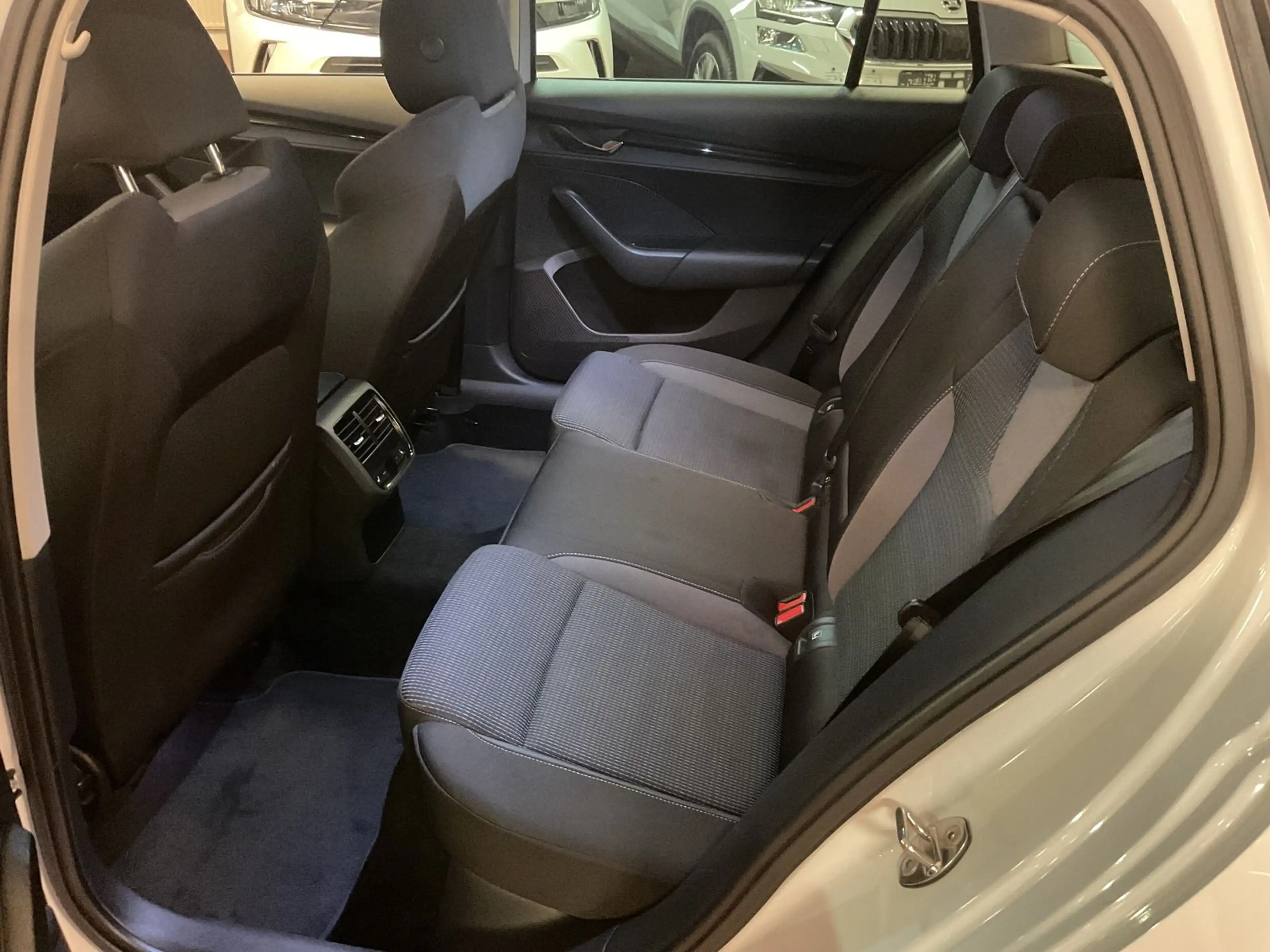 Skoda Octavia Combi 2.0 TDI Ambition LED,ACC,PDC — photo 9
