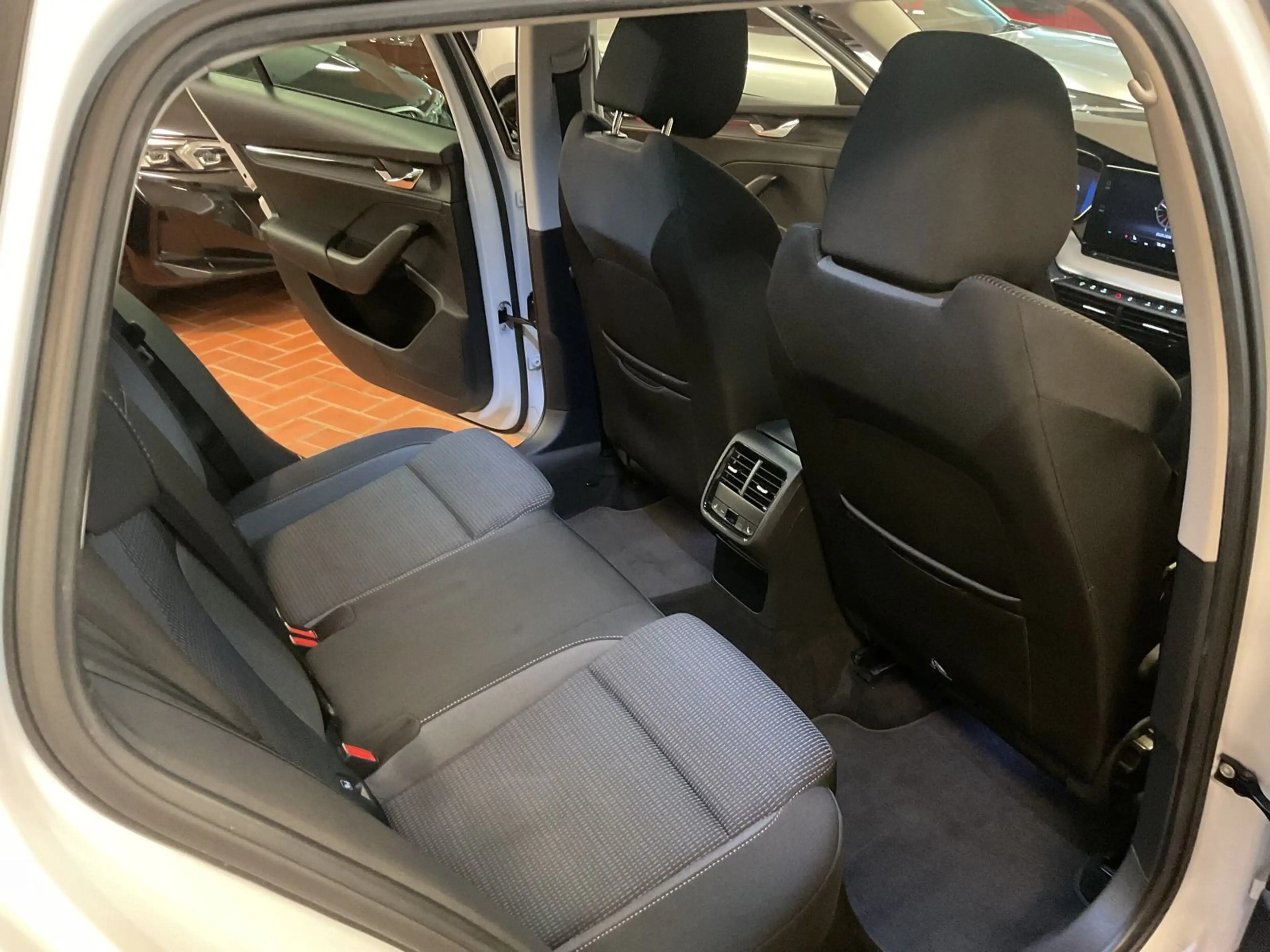Skoda Octavia Combi 2.0 TDI Ambition LED,ACC,PDC — photo 10