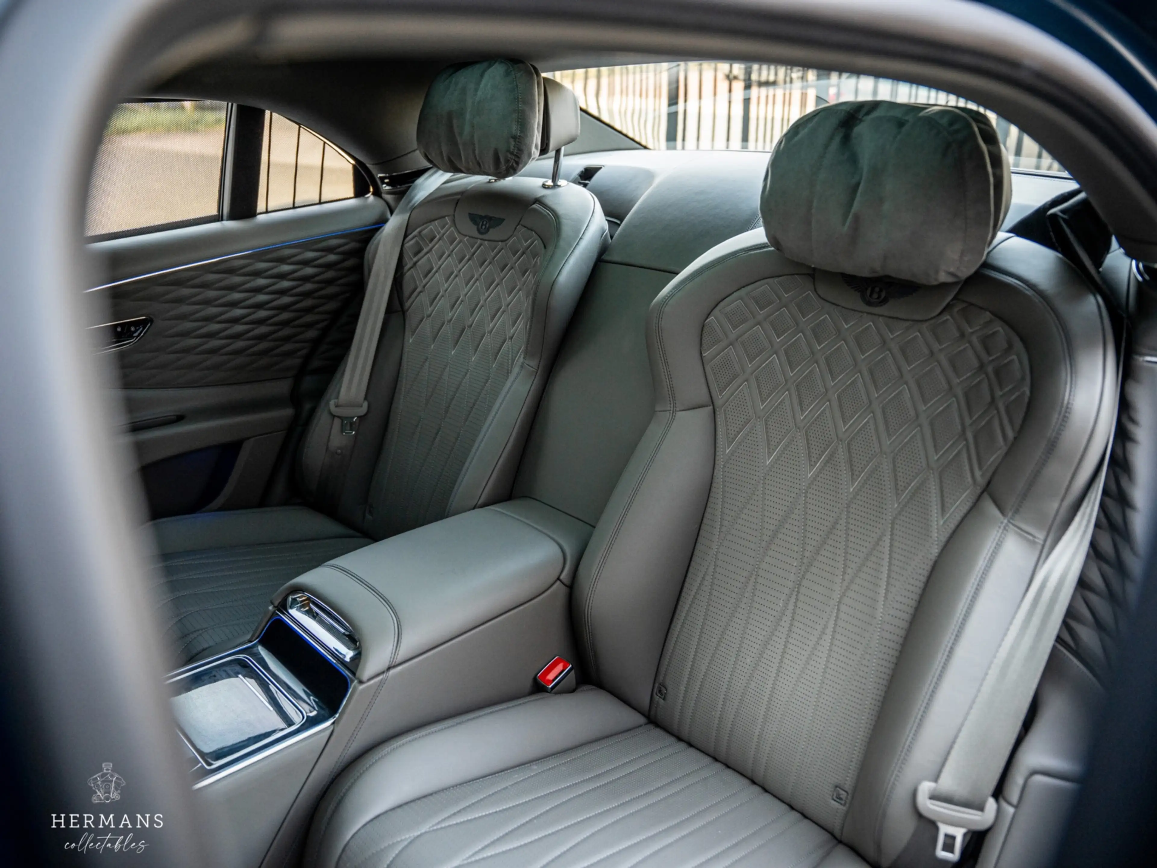 Bentley Flying Spur 4.0 V8 1st Edition / Mulliner / Blackline / Carbon — photo 33