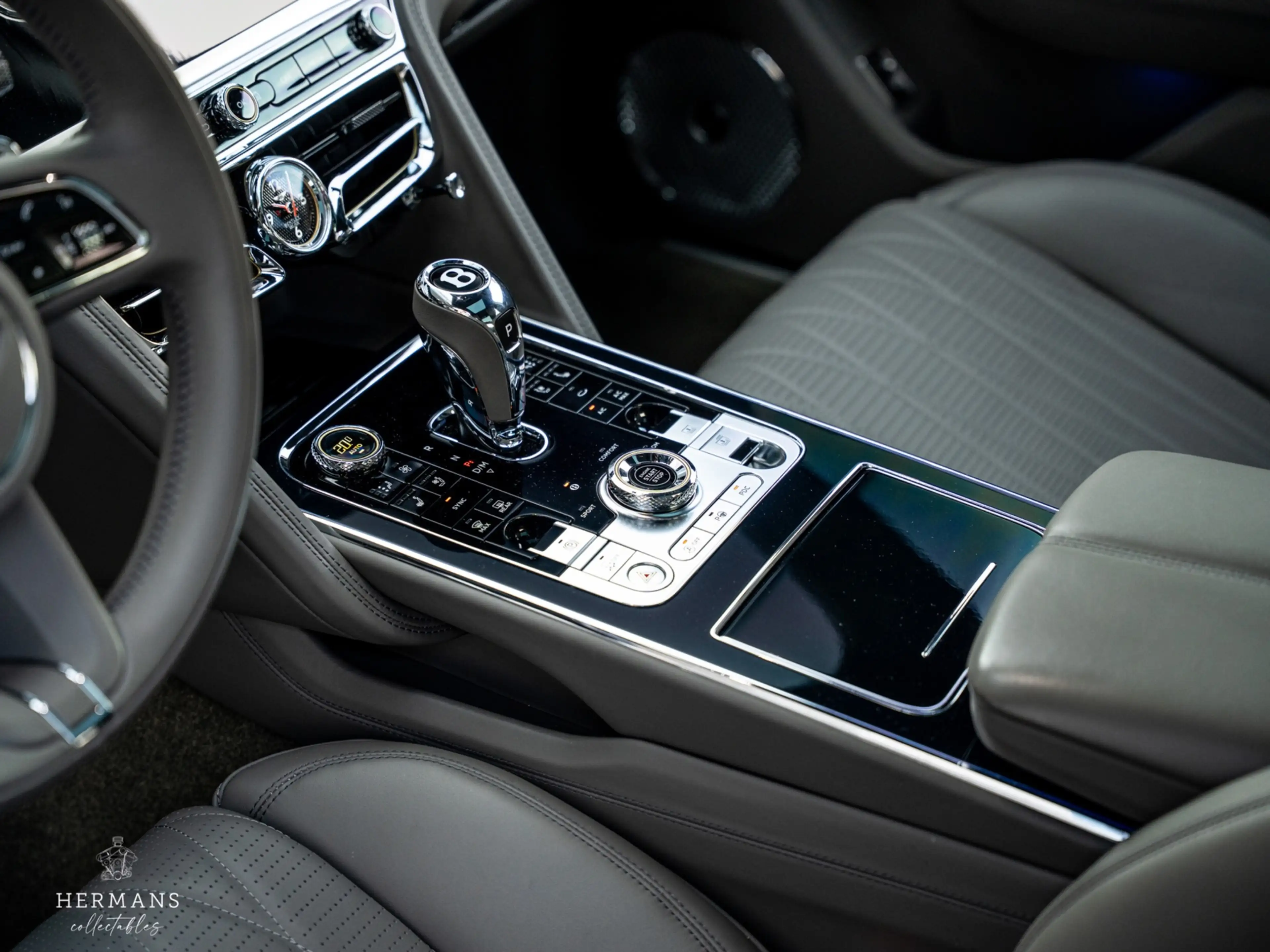 Bentley Flying Spur 4.0 V8 1st Edition / Mulliner / Blackline / Carbon — photo 23