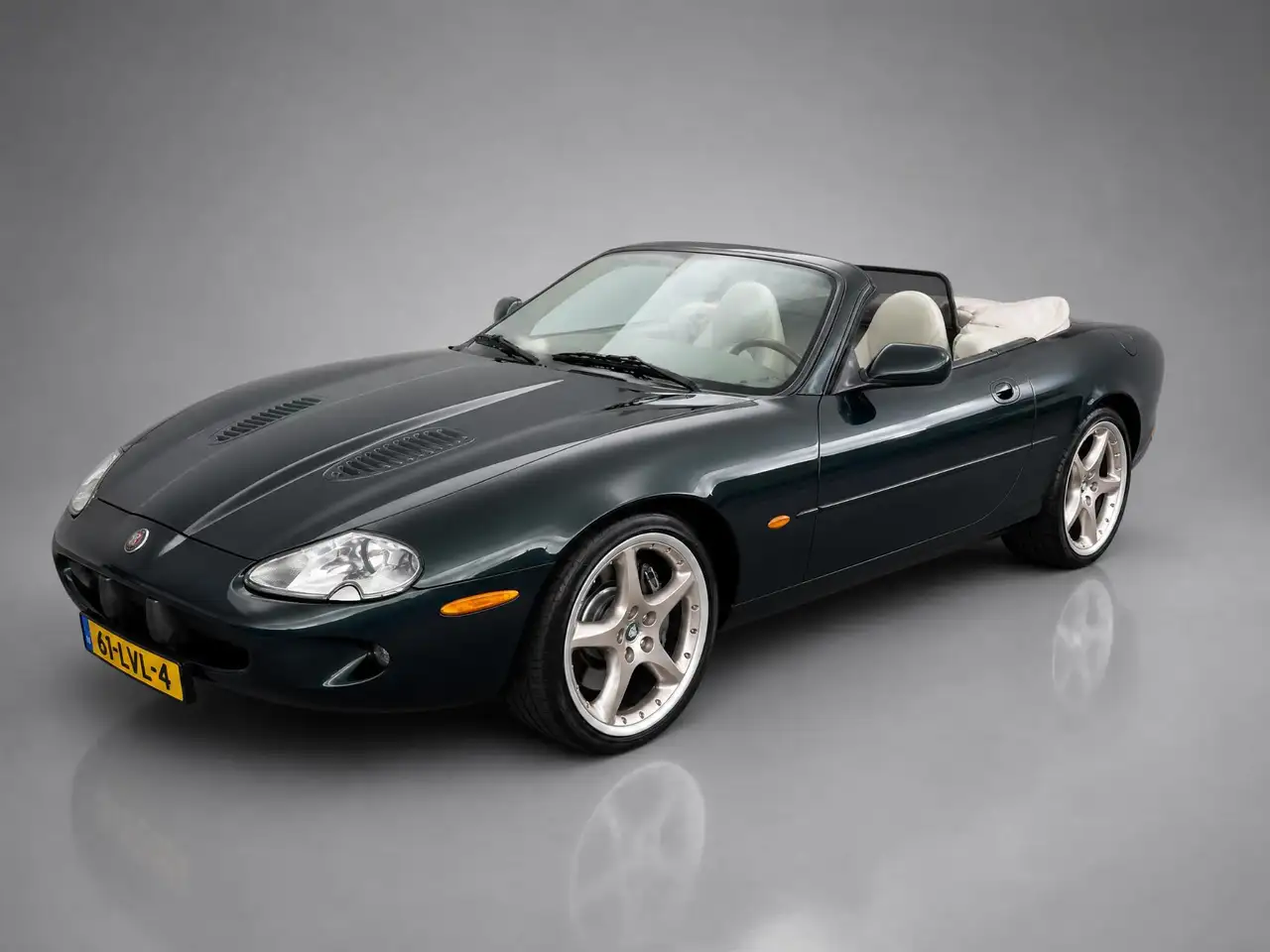 Jaguar XKR 4.0 V8 Convertible Unieke uitvoering in kleurcombi — photo 1 of 40