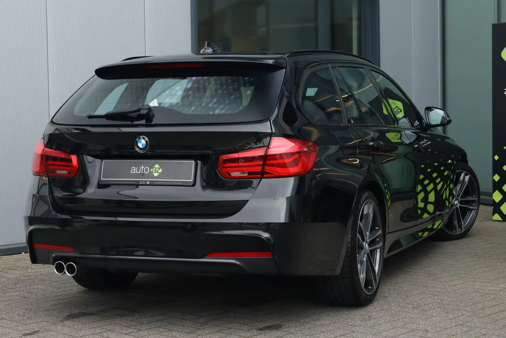 BMW 320 3-serie Touring 320i High Executive / M Sport Zwart - 2