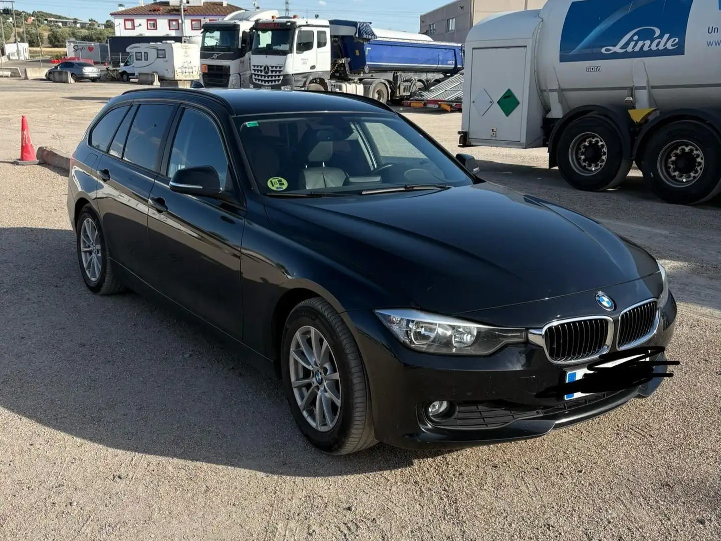 BMW 318 318d Touring Essential Plus Edition Essential Plus Edition Negro - 2