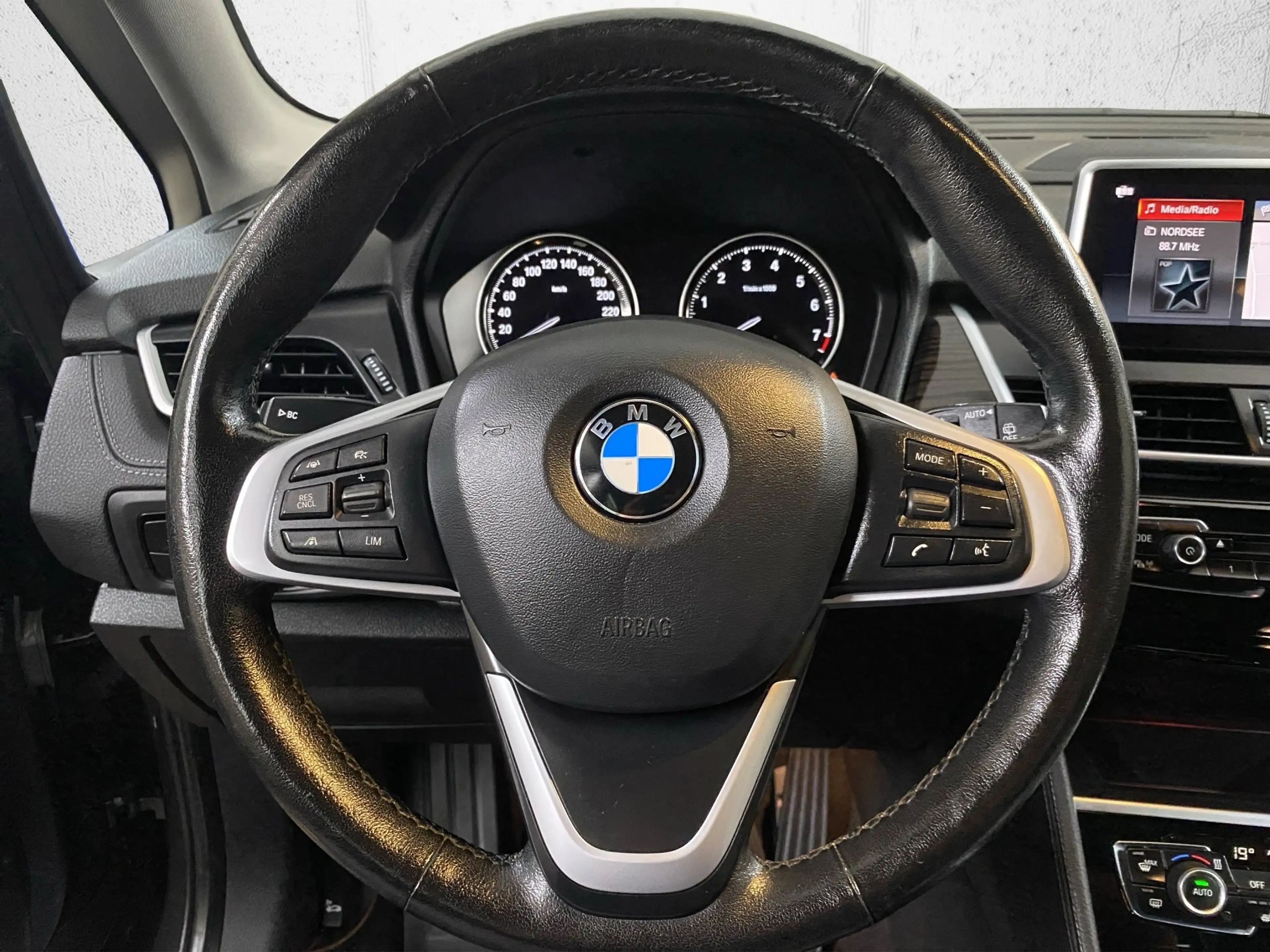 BMW 225 xe LuxuryLine*Dr.Assist Plus*HUD*Pano*RFK*LED* — photo 12