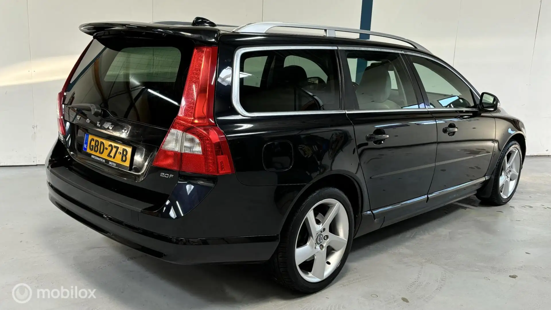 Volvo V70 2.0F Summum LEER / XENON / YOUNGTIMER Nero - 2