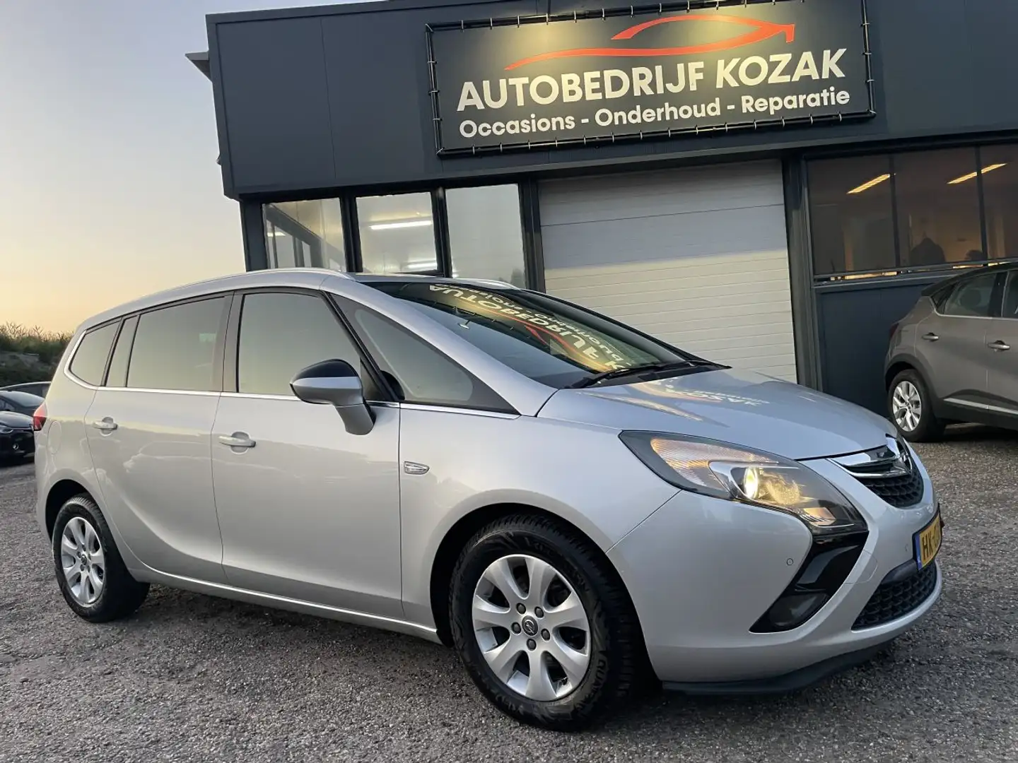 Opel Zafira Tourer 1.6 CDTI Business+ 7-persoon AIRCO NAVI Gris - 1