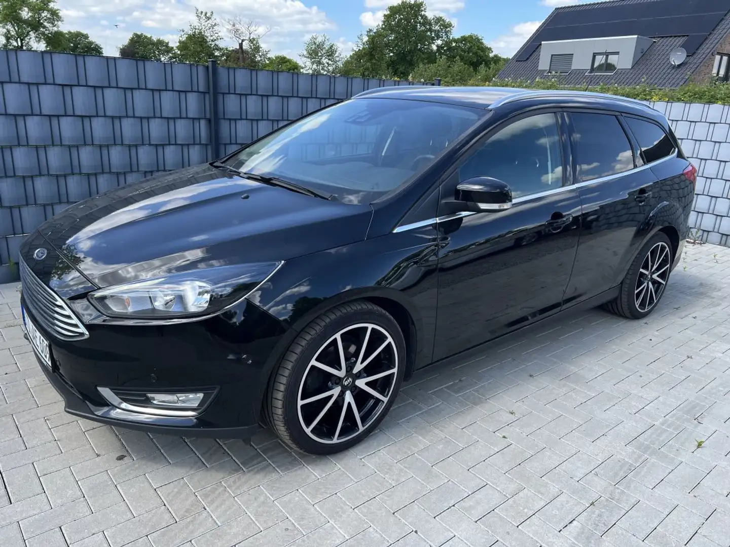 Ford Focus Turnier Titanium *Scheckheft gepflegt* Schwarz - 1