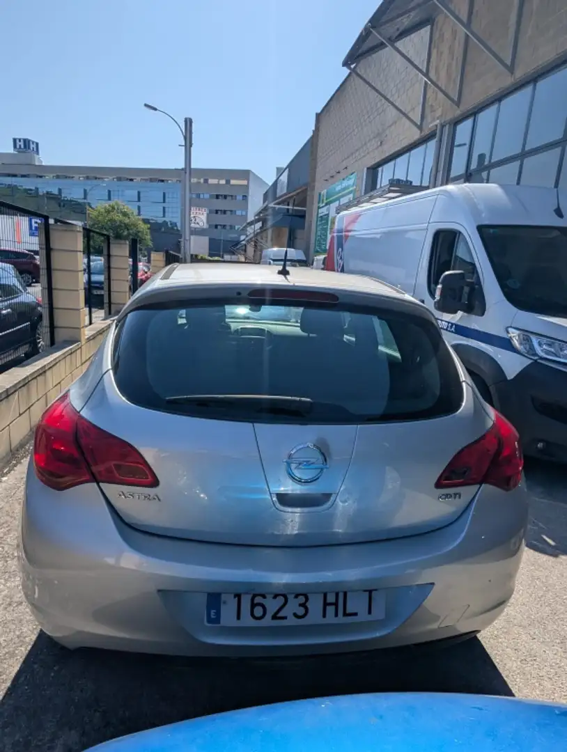 Opel Astra 1.7CDTi Excellence Gris - 2