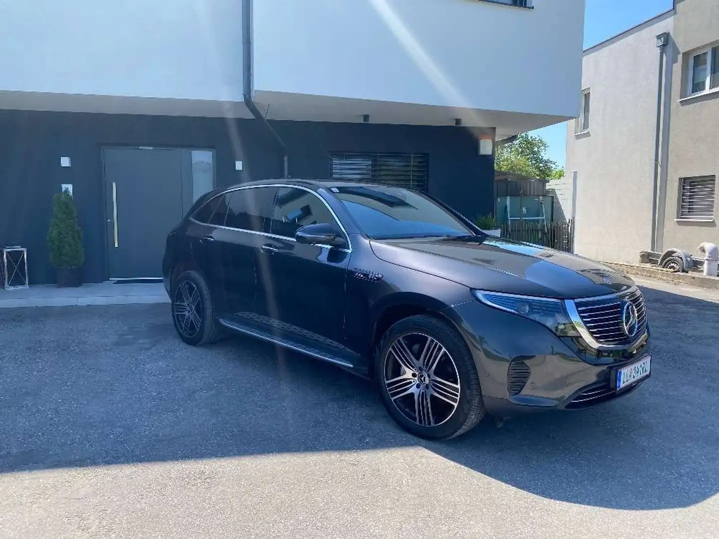 Mercedes-Benz EQC 400 4MATIC 80kWh Aut. Grau - 1
