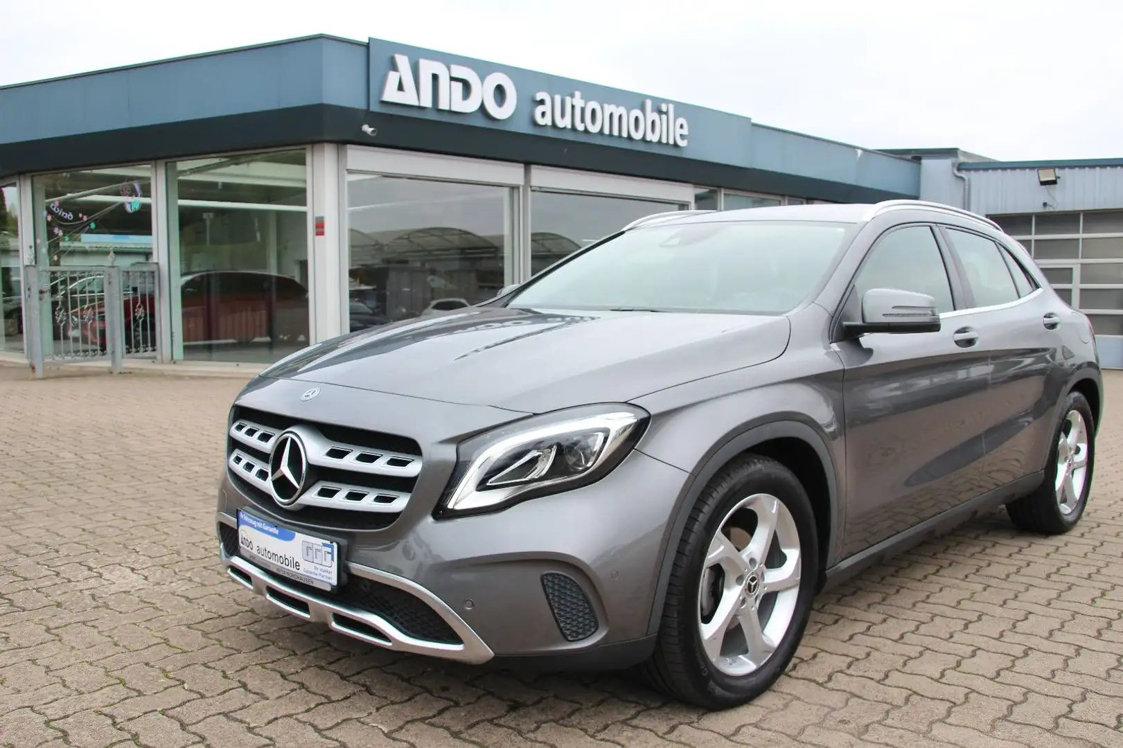 Mercedes-Benz GLA 180 Urban 6.Gang*NAVI*LED*DAB*AMBIENTE-LICHT Gris - 1