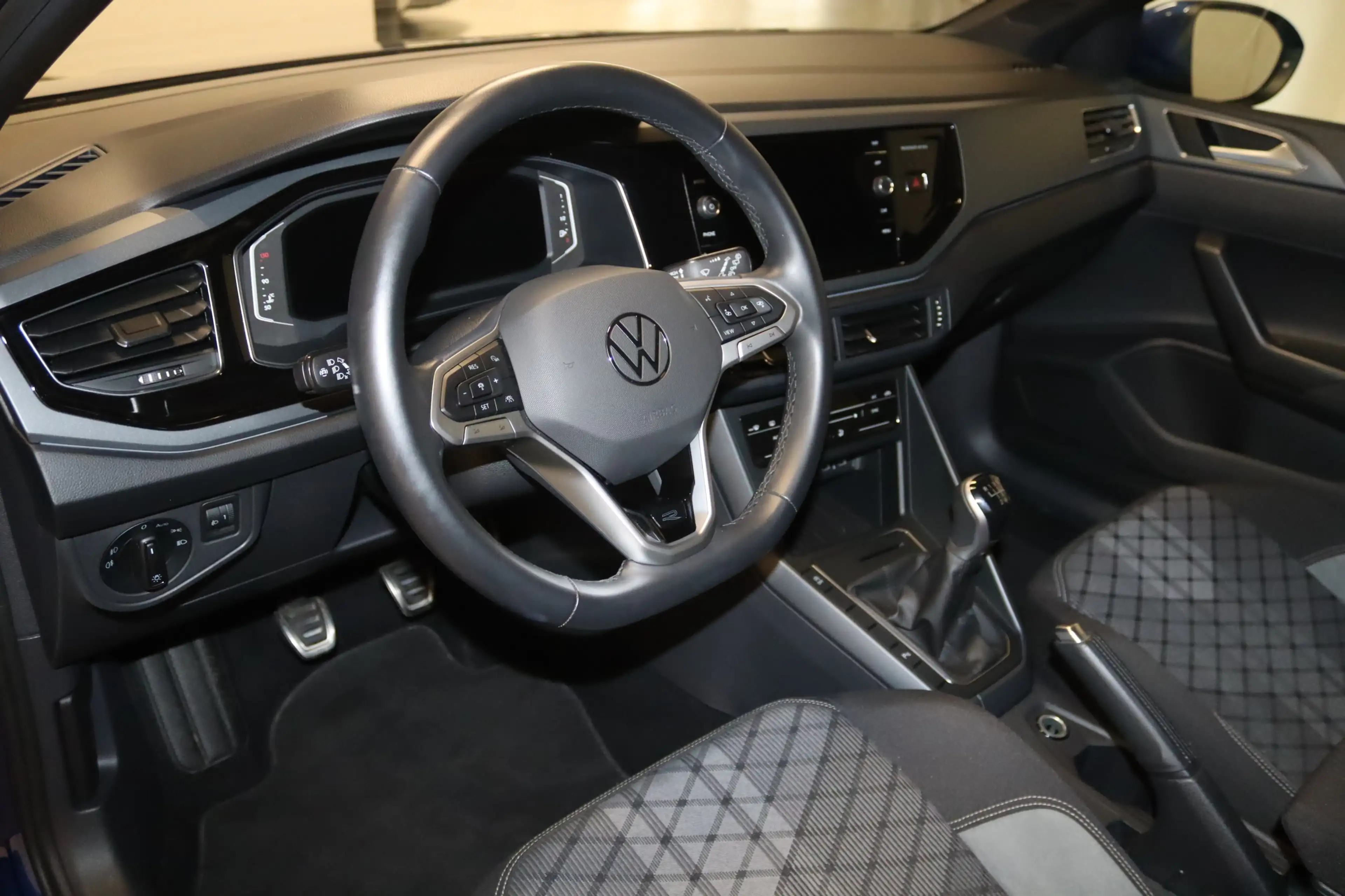 Volkswagen Taigo R-Line-Virtual-LED-Panorama-ACC-Apps-PDC- — photo 10
