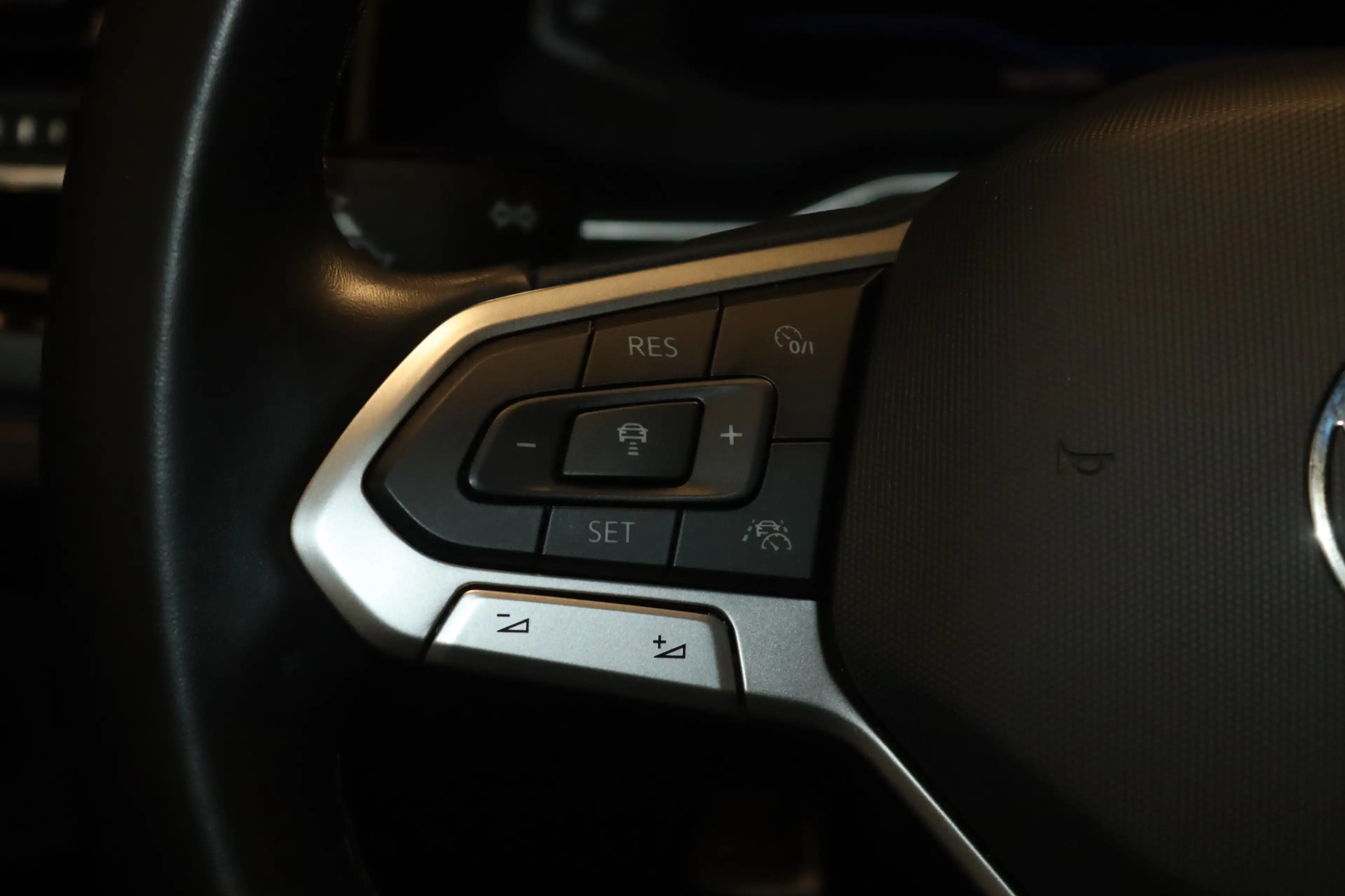 Volkswagen Taigo R-Line-Virtual-LED-Panorama-ACC-Apps-PDC- — photo 13