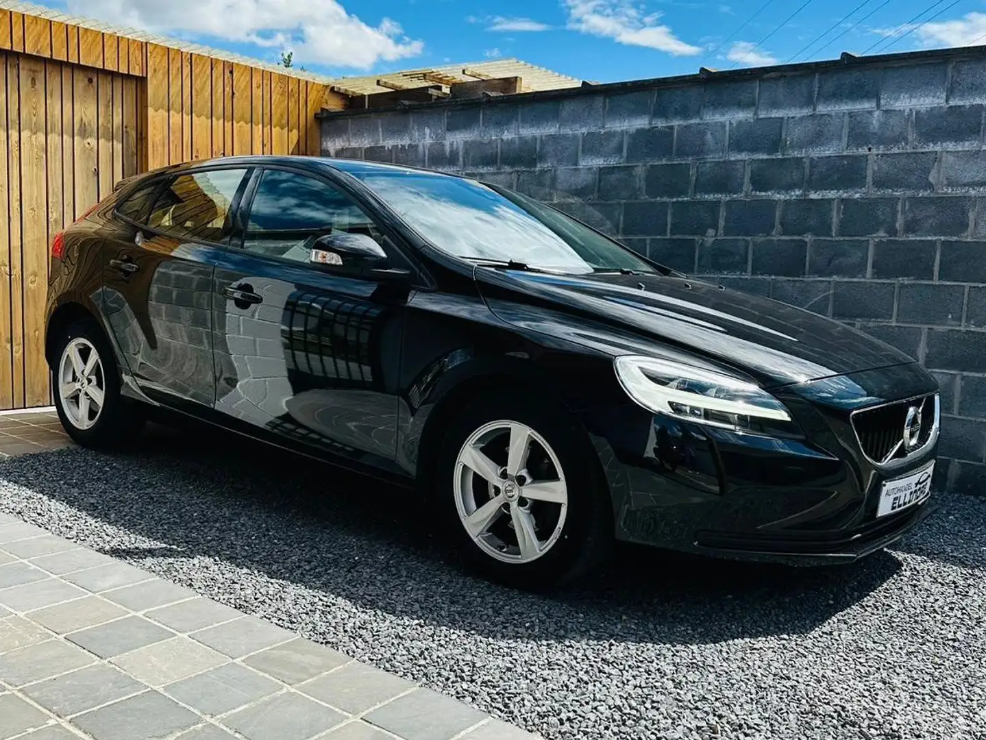 Volvo V40 2.0 D2 Eco Kinetic Led Navi BT Pdc Euro6d Facelift Noir - 1