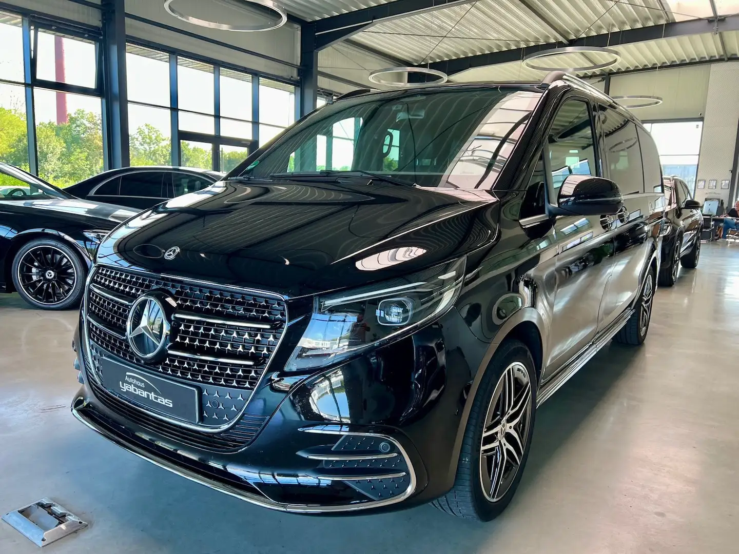 Mercedes-Benz V 300 d 4M L AMG Distronic Burmester 360°-K Easy-Pack SH Schwarz - 1