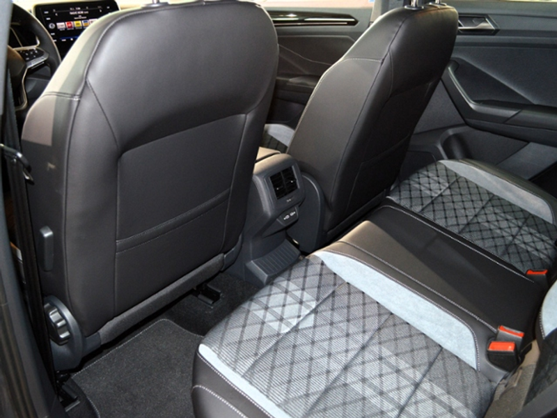 Volkswagen T-Roc 1,5 TSI DSG R-Line LED KAMERA 18" — photo 12