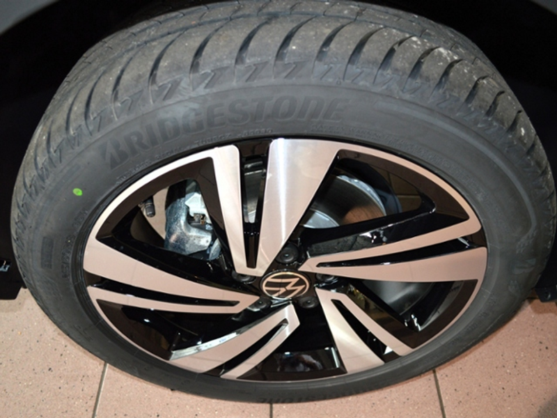 Volkswagen T-Roc 1,5 TSI DSG R-Line LED KAMERA 18" — photo 15