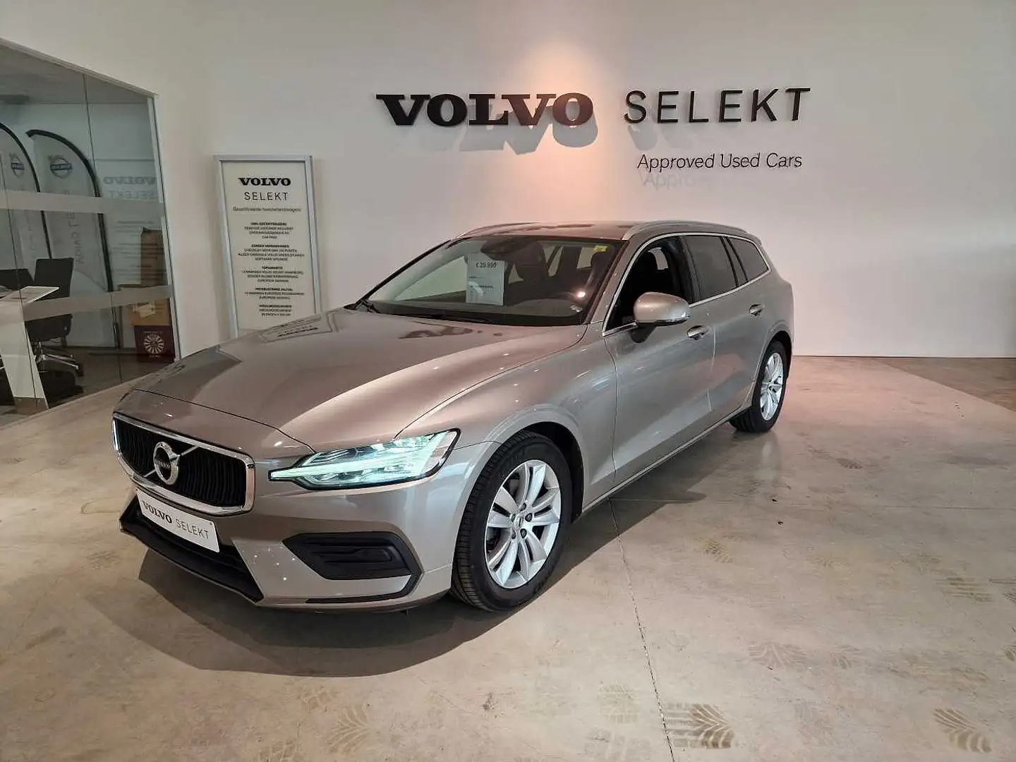 Volvo V60 Momentum Pro D3 diesel Grijs - 1