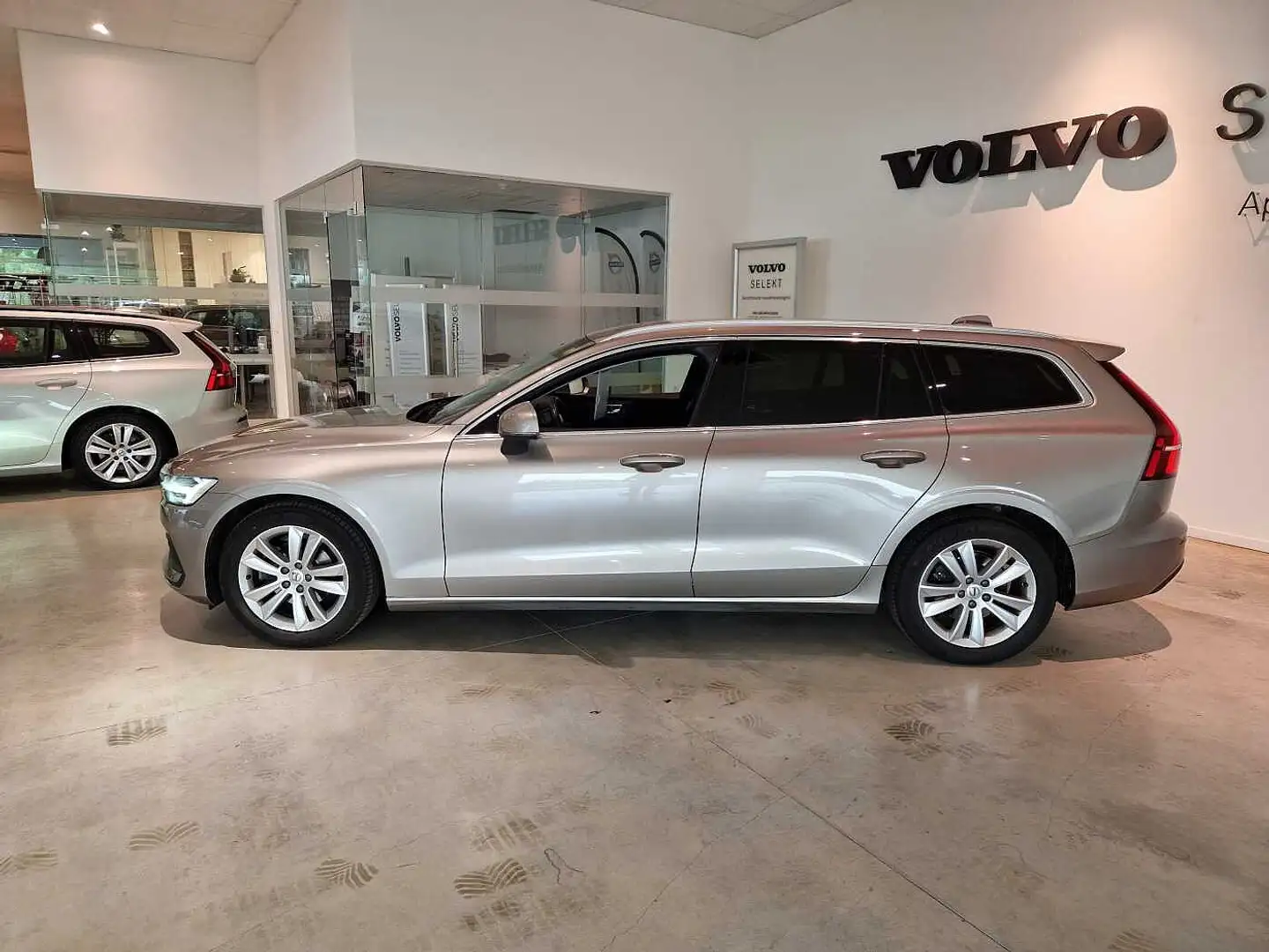 Volvo V60 Momentum Pro D3 diesel Grijs - 2