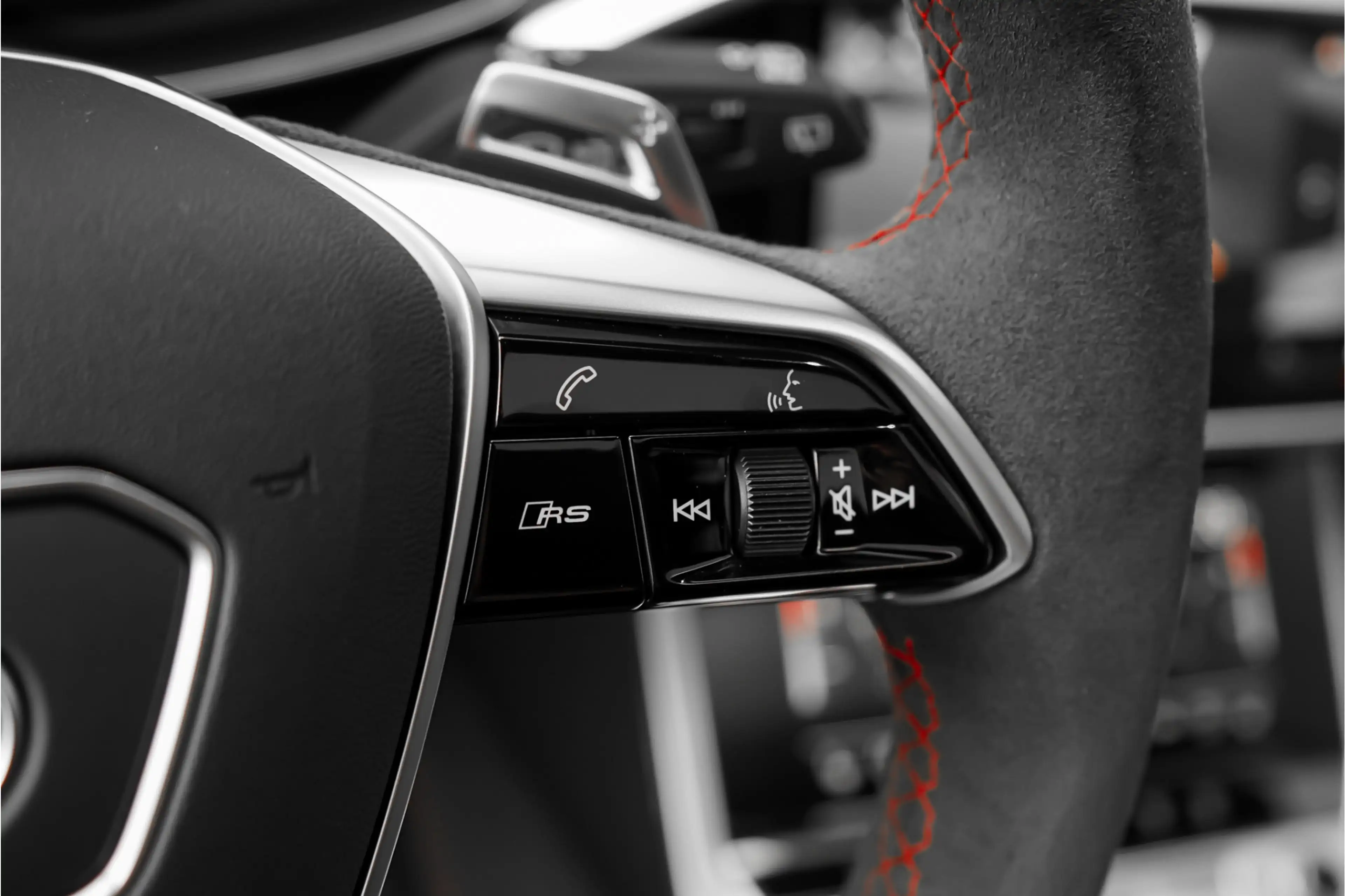 Audi RS6 Avant 4.0 TFSI Quattro Pano Dynamic Plus B&O 360° — photo 40