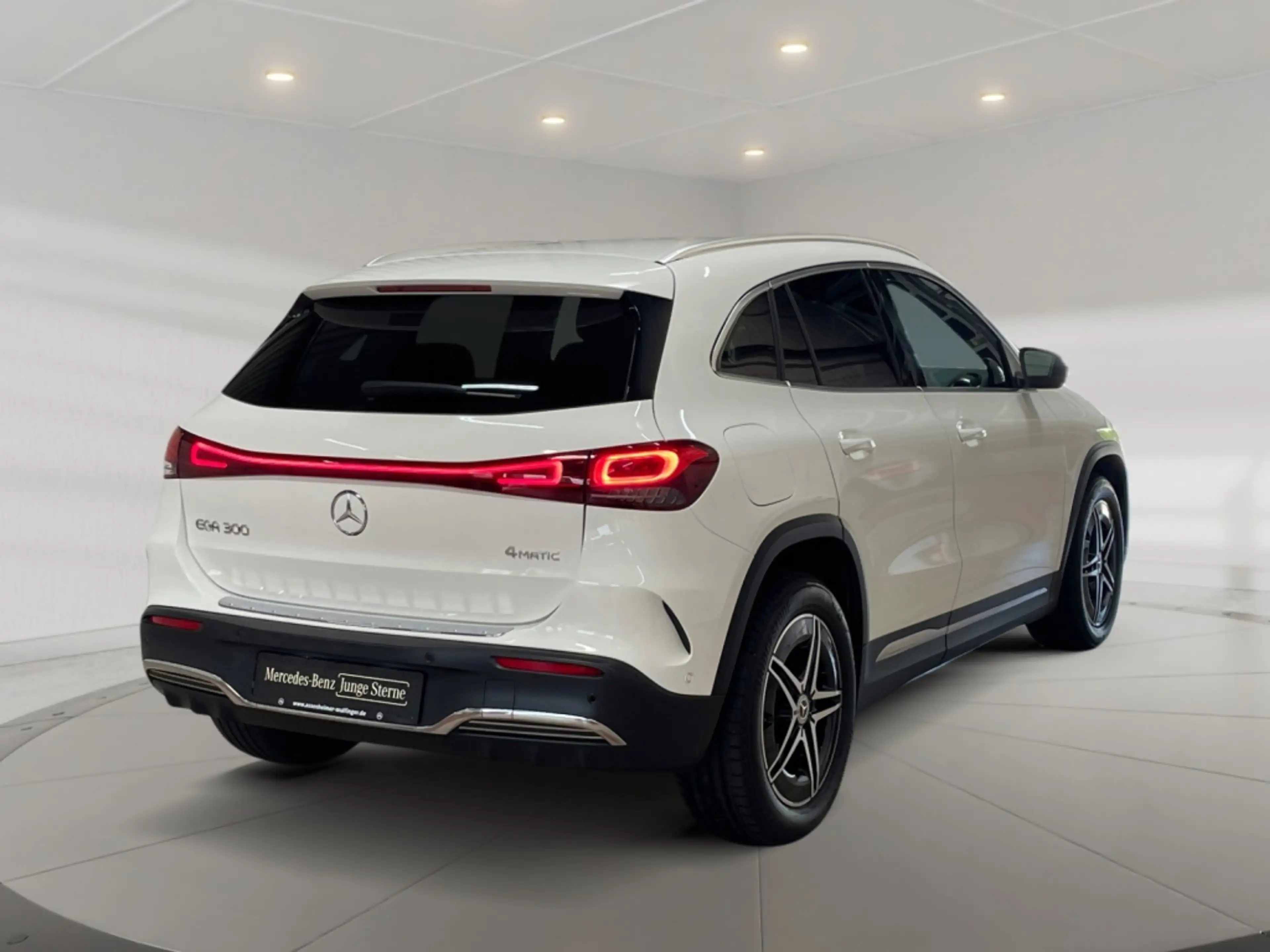 Mercedes-Benz EQA 300 4matic AMG AMG+MBUX+Wide+Cam+LED+Navi — photo 4