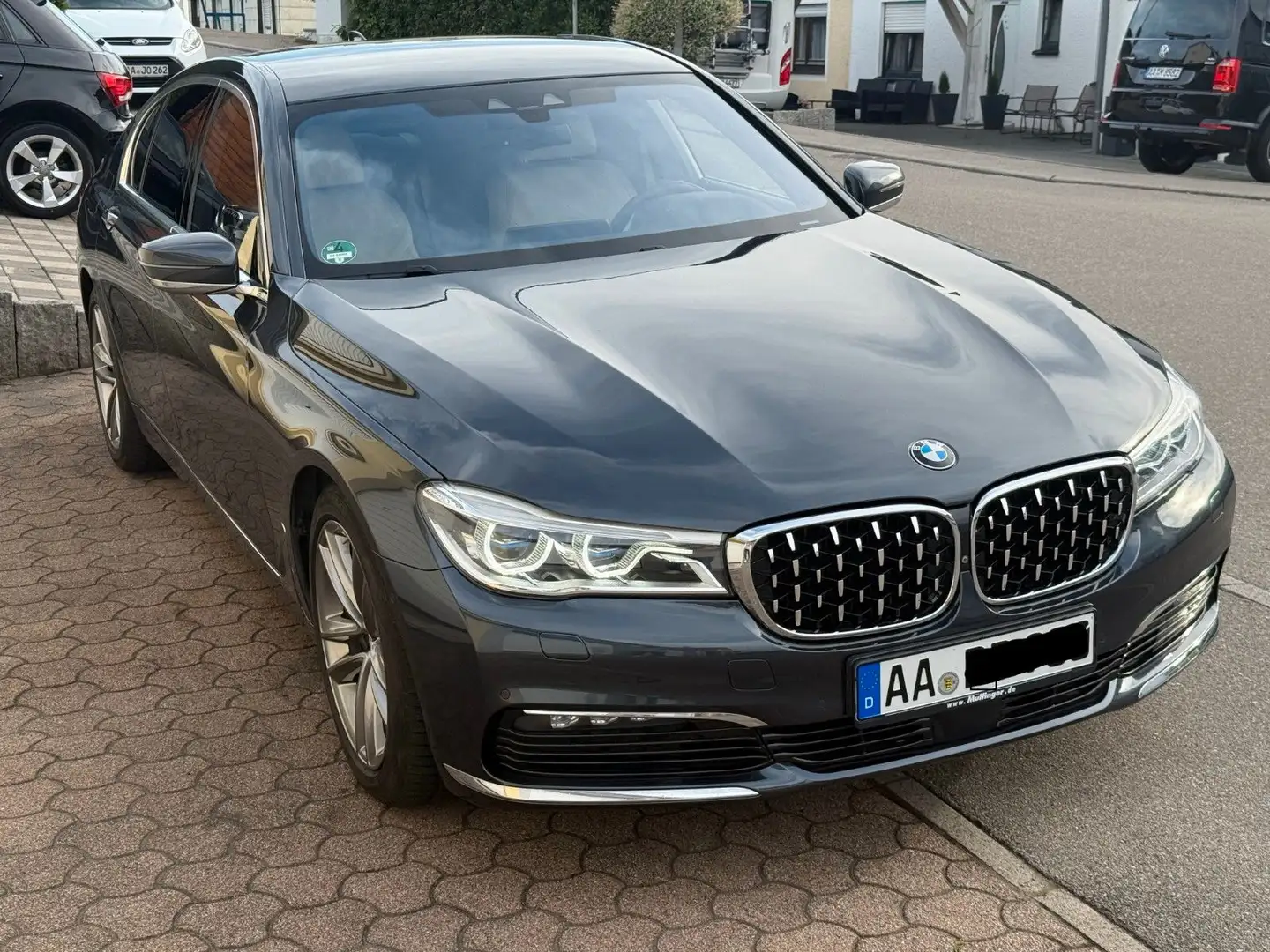 BMW 740 Baureihe 7 Lim 740 d xDrive Grau - 2