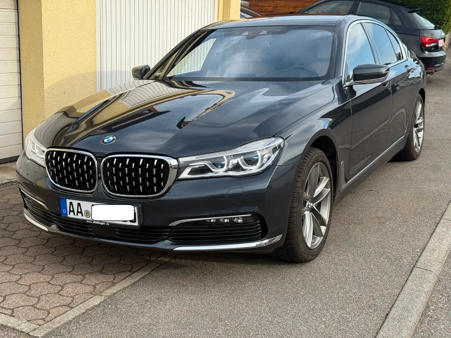BMW 740 Baureihe 7 Lim 740 d xDrive Grau - 1