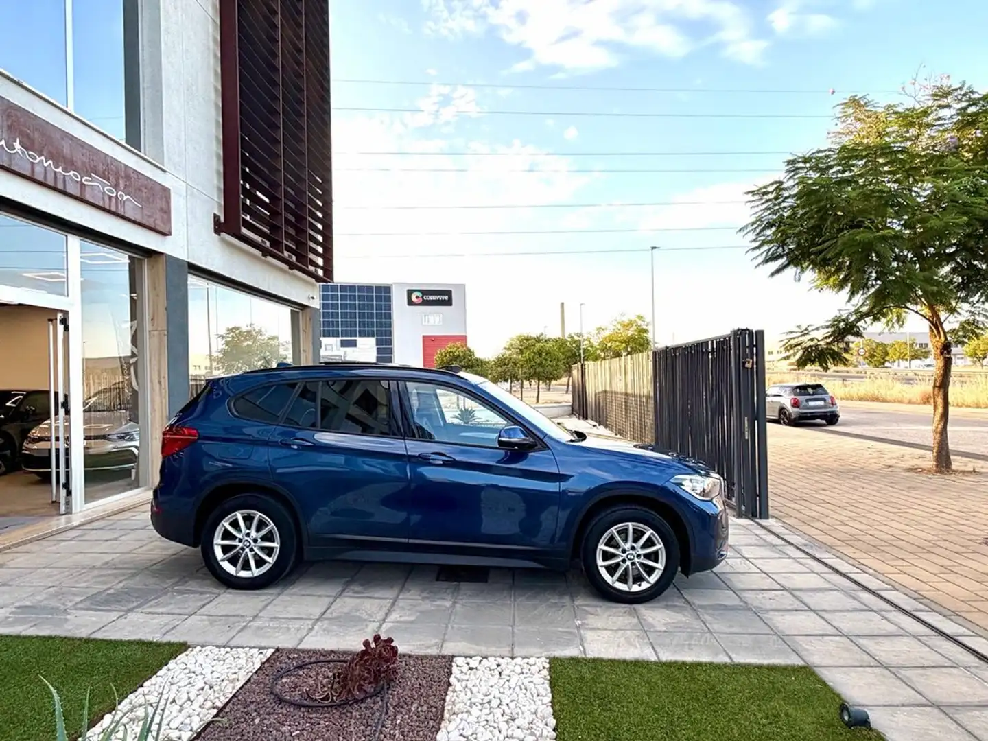 BMW X1 sDrive 16dA Business Azul - 2
