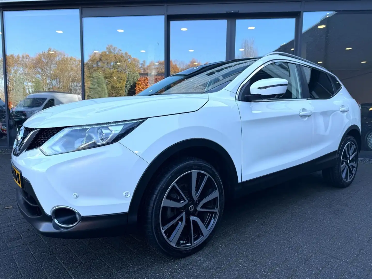 Nissan Qashqai 1.2 Tekna,Pano,Leer,BLIS,Lane Ass.,Cam 360,Navi,Cl Weiß - 2