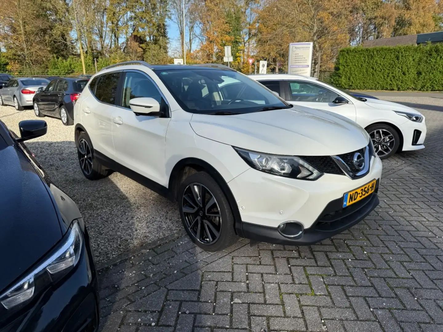 Nissan Qashqai 1.2 Tekna,Pano,Leer,BLIS,Lane Ass.,Cam 360,Navi,Cl Blanc - 2