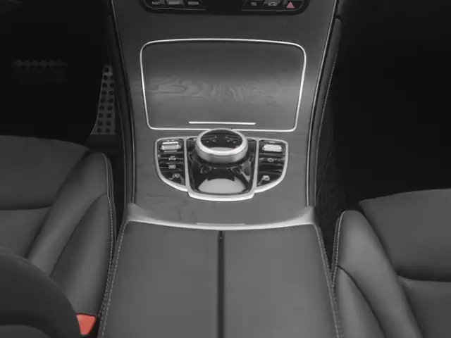 Mercedes-Benz GLC view 21