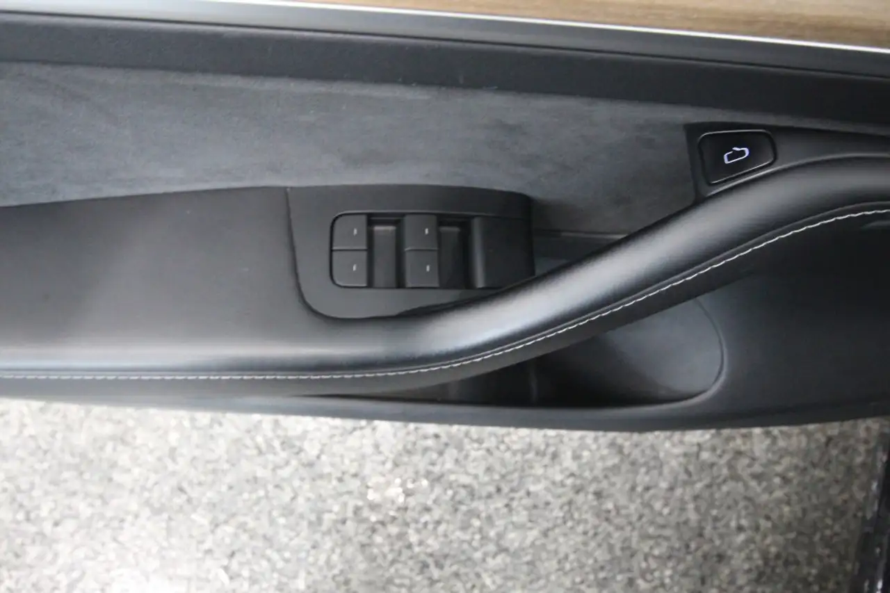 Tesla Model 3 снимка Tesla Model 3
