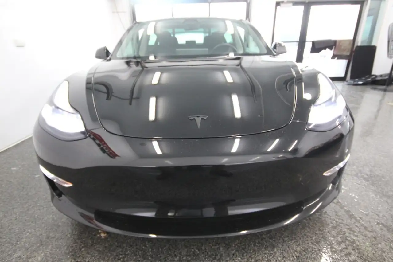 Tesla Model 3 снимка Tesla Model 3