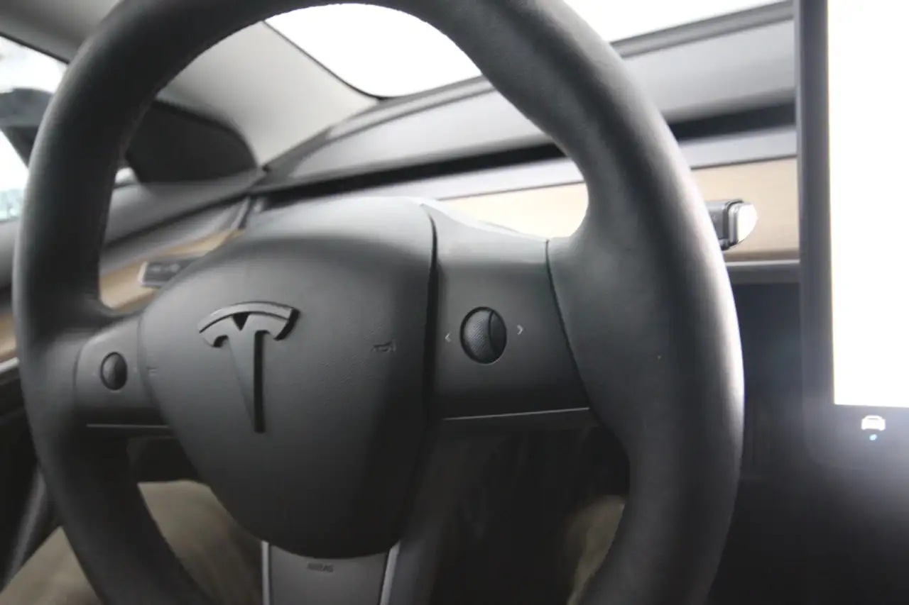 Tesla Model 3 снимка Tesla Model 3