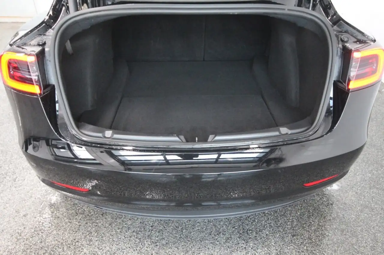 Tesla Model 3 снимка Tesla Model 3