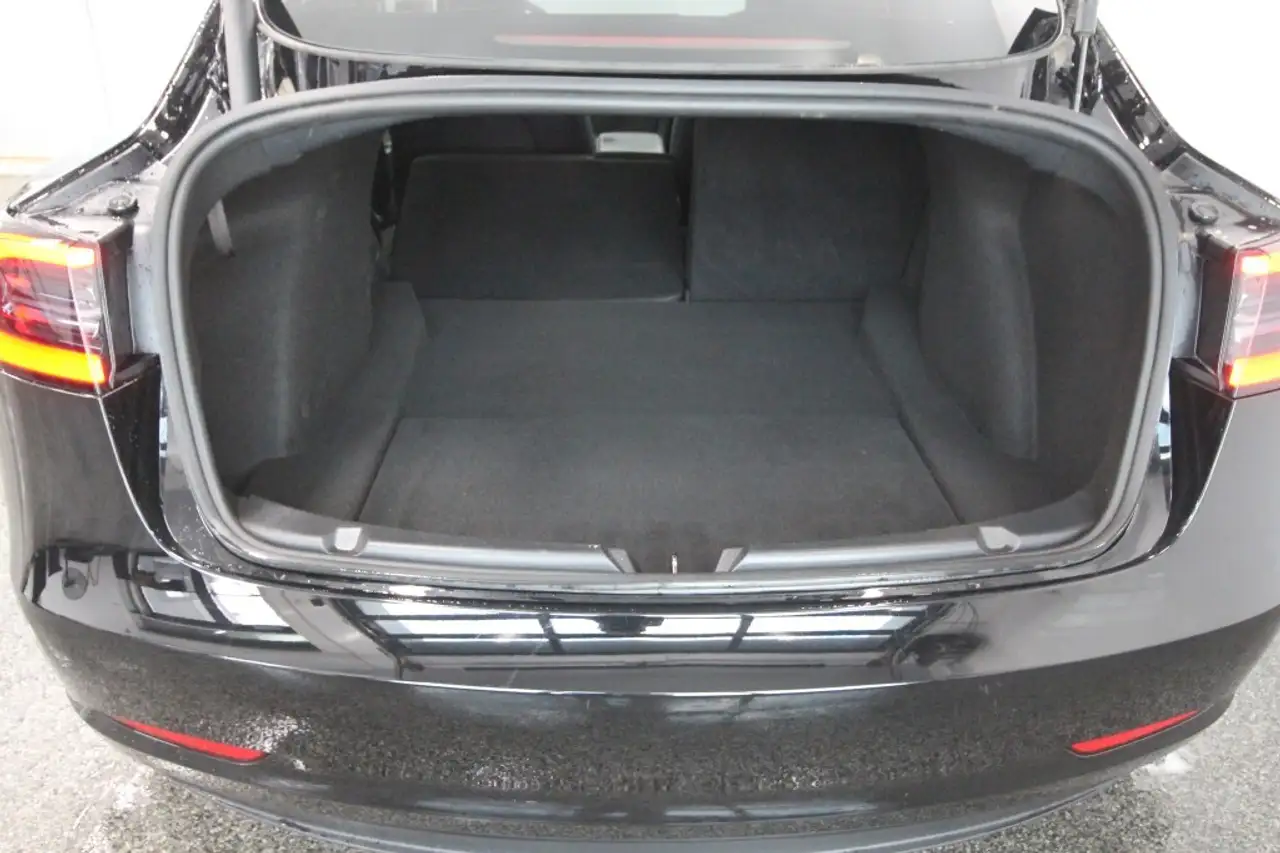 Tesla Model 3 снимка Tesla Model 3