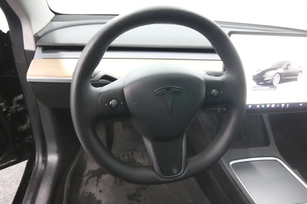 Tesla Model 3 снимка Tesla Model 3