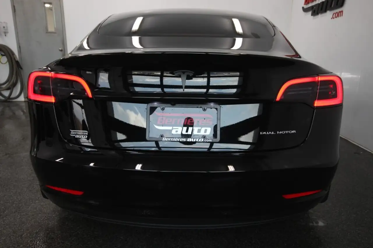 Tesla Model 3 снимка Tesla Model 3