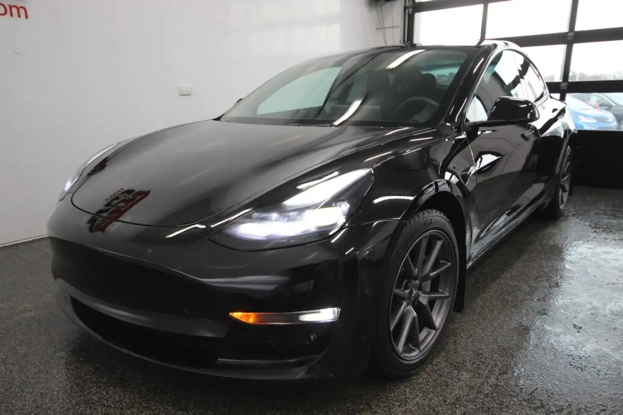 Tesla Model 3 снимка Tesla Model 3