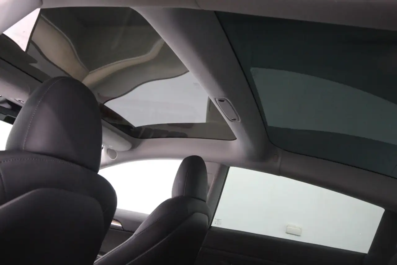 Tesla Model 3 снимка Tesla Model 3