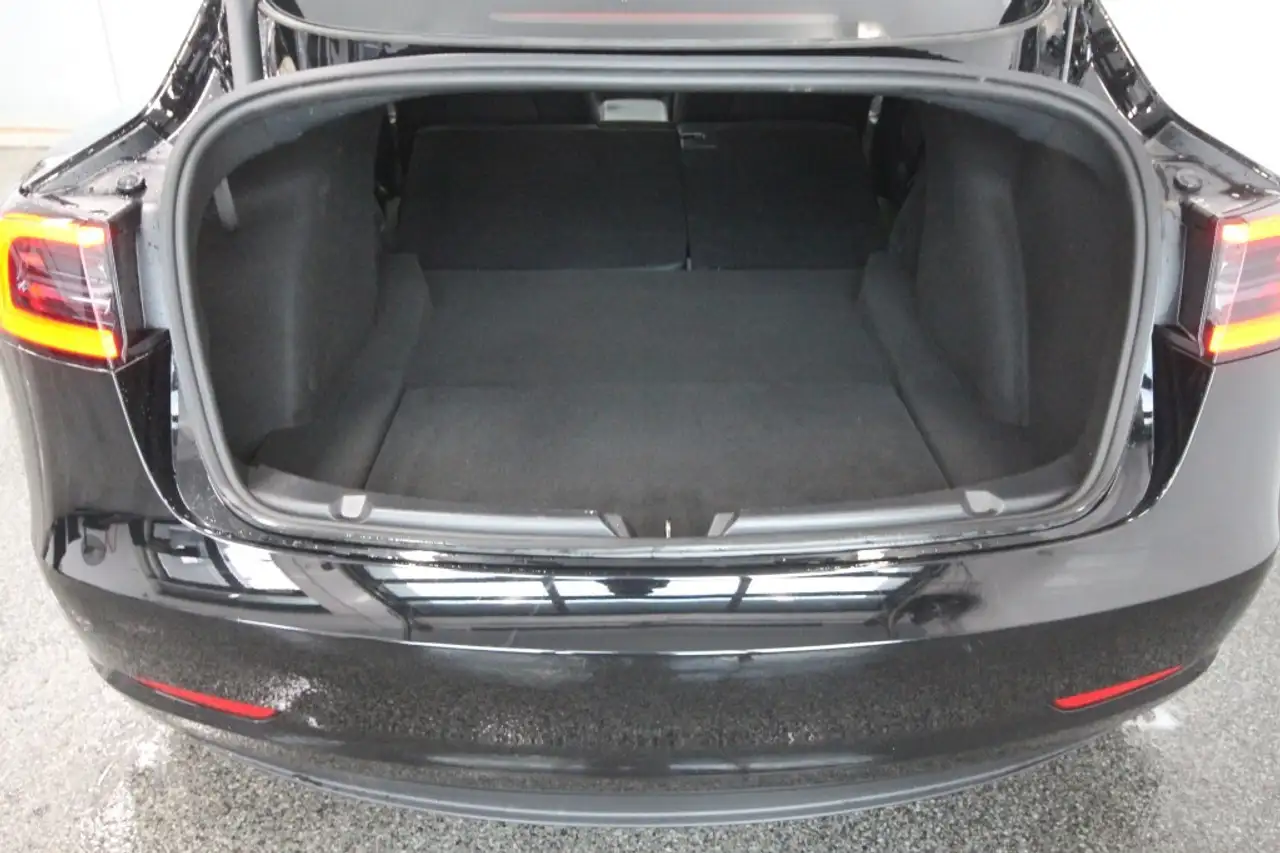 Tesla Model 3 снимка Tesla Model 3