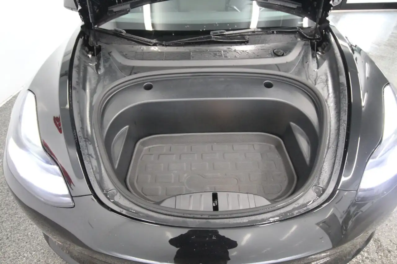 Tesla Model 3 снимка Tesla Model 3