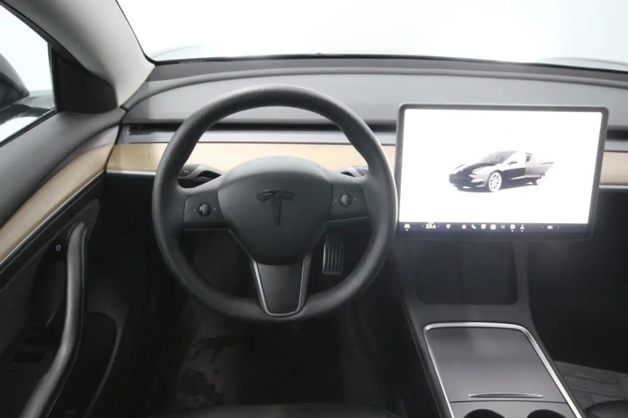 Tesla Model 3 снимка Tesla Model 3