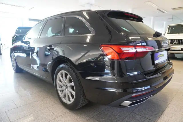 Audi A4 view 4